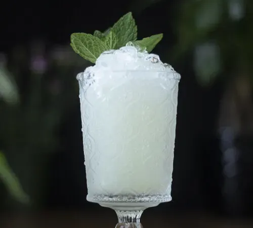 absinthe-frappe-cocktail-gros plan' title=