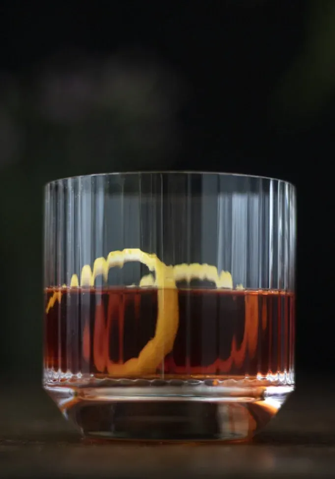 Sazerac-Cocktail-with-ye-and-contoconac-and-lemon-twist' loading='lazy' title=