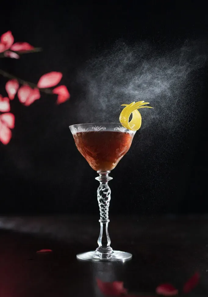 Nebel aus Absinth, der über dem Cocktail wäscht' loading='lazy' title=