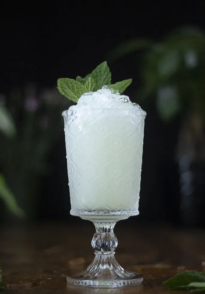 Absinthe-Frappe-Cocktail Close-up' loading='lazy' title=