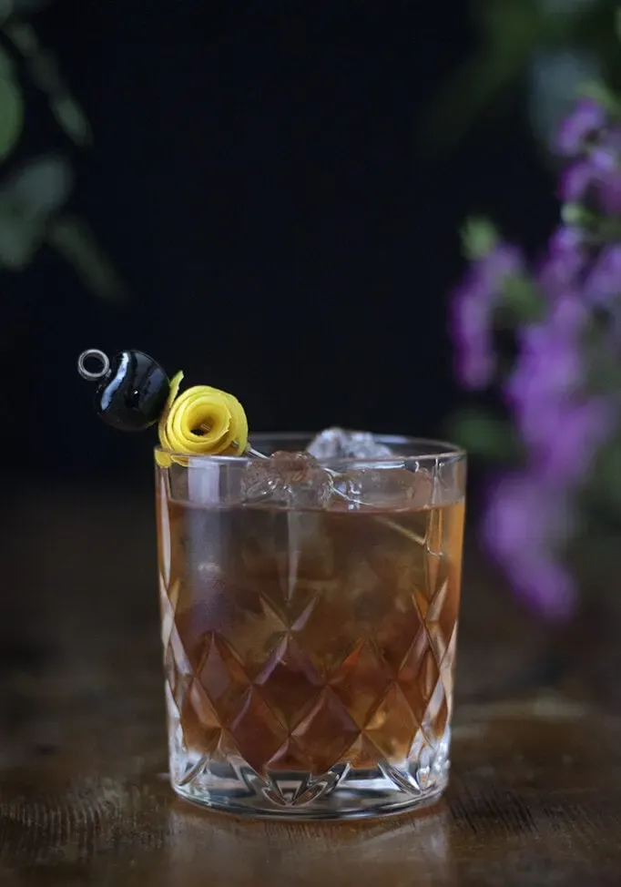 SAzerac-Classic-Cocktail-With-Čistý a citrónový' title=