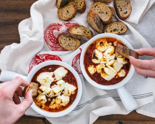Antipasto di formaggio di capra al forno con pomodori arrostiti al fuoco