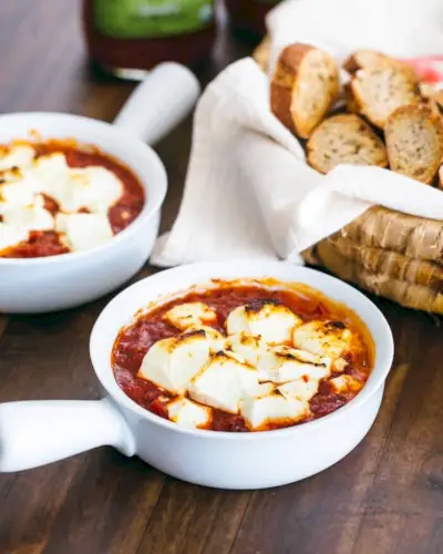 Antipasto di formaggio di capra al forno con pomodori arrostiti al fuoco
