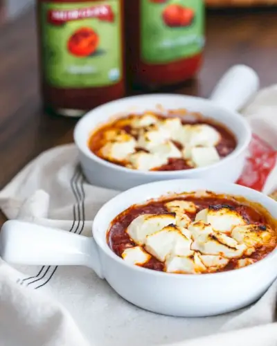 Antipasto di formaggio di capra al forno con pomodori arrostiti al fuoco