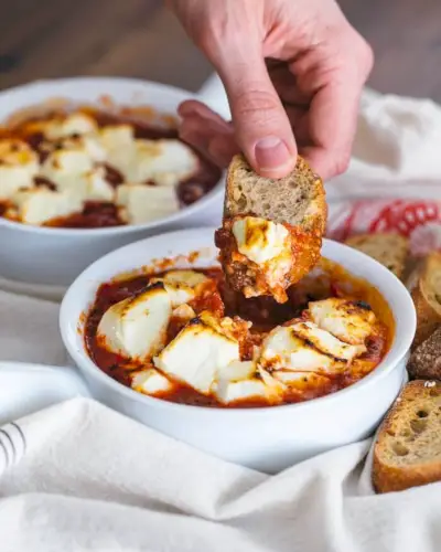 Antipasto di formaggio di capra al forno con pomodori arrostiti al fuoco