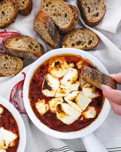 Antipasto di formaggio di capra al forno con pomodori arrostiti al fuoco