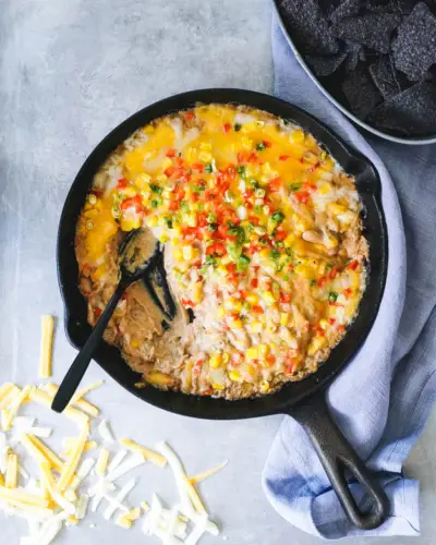 Receita de molho de queijo mexicano | receitas de frigideira de ferro fundido | molho de feijão branco | receitas fáceis de petiscos para uma multidão