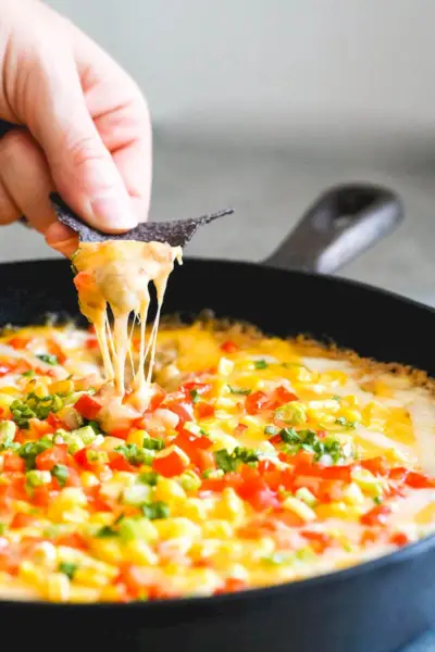 Receita de molho de queijo mexicano | receitas de frigideira de ferro fundido | molho de feijão branco | receitas fáceis de petiscos para uma multidão
