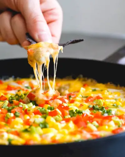 Receita de molho de queijo mexicano | receitas de frigideira de ferro fundido | molho de feijão branco | receitas fáceis de petiscos para uma multidão