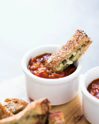 Pesto-Grillkäse-Dipper mit Marinara | Yumpulse