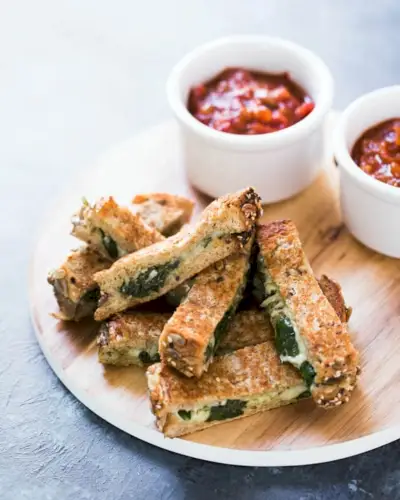 Pesto-Grillkäse-Dipper mit Marinara | Yumpulse