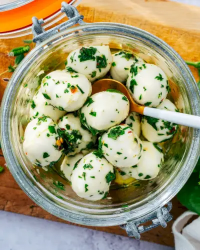 Bolas de mozzarella marinadas
