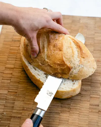 Tagliare il pane francese nel senso della lunghezza