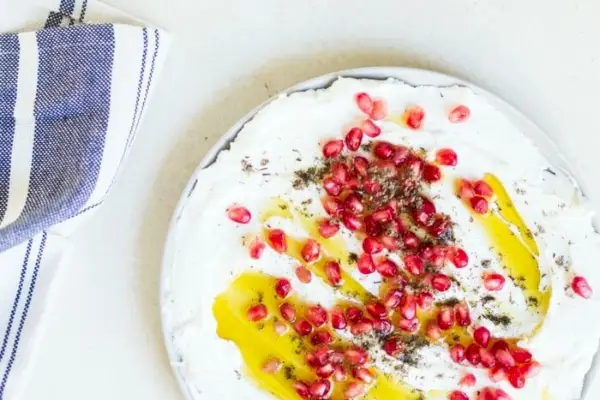 Labneh Dip s granátovým jablkem | Sýr Labneh | Přecezený jogurt