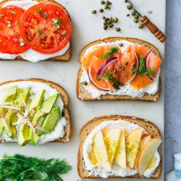 Ideias para o almoço da dieta mediterrânea: torradas de ricota com coberturas