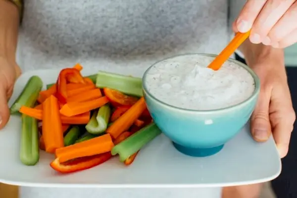 Molho de iogurte grego | Receita de molho rancho