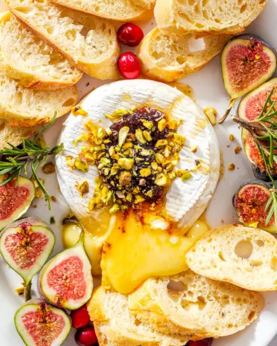 Pečené Brie s crostini, fíky a brusinkami
