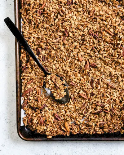 Verser sur une plaque à pâtisserie de granola sain