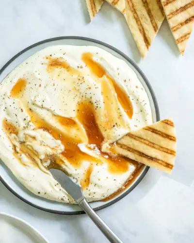 Šlehaný feta dip
