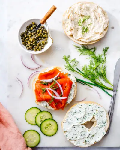 Brunch de bagel de salmão defumado