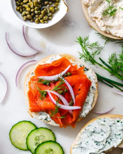 Bagel de salmão defumado