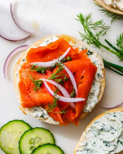 Bagel de salmão defumado