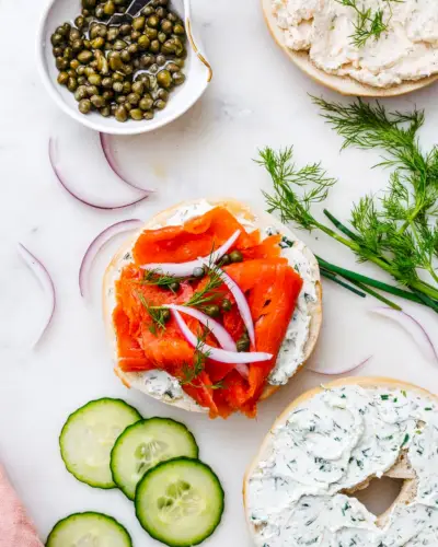Bagel con crema di formaggio alle erbe