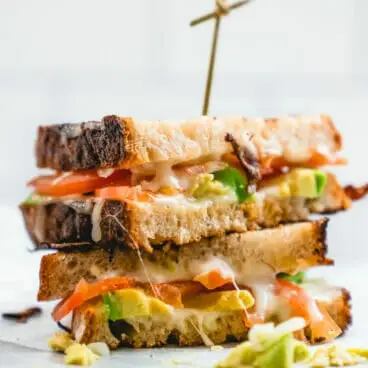 Formaggio grigliato con avocado