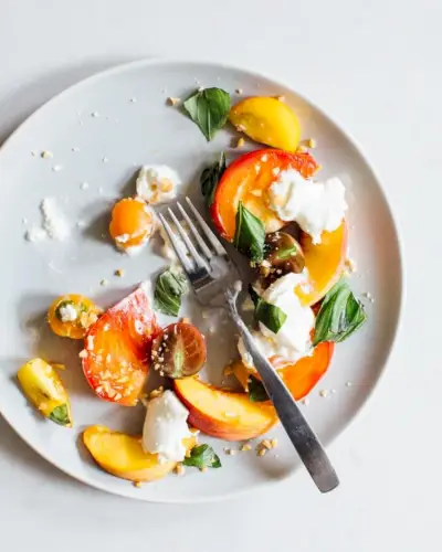 Insalata caprese con pesche e burrata | Dove comprare la burrata