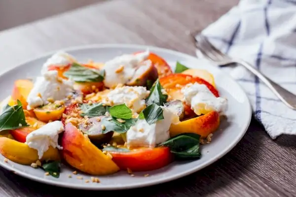 Insalata caprese con pesche e burrata | insalata di burrata alle pesche