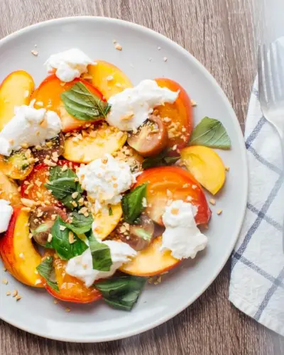 Insalata caprese con pesche e burrata | insalata di burrata alle pesche
