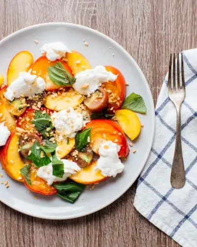 Insalata caprese con pesche e burrata | insalata di burrata alle pesche