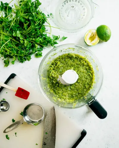 Küchenmaschine mit grüner Tomatensalsa