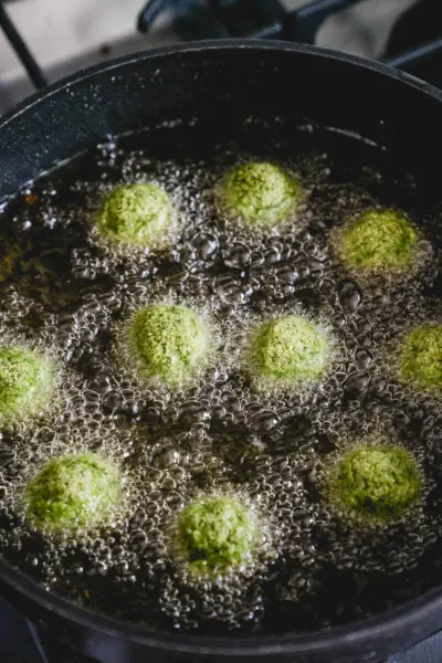 Como fritar falafel