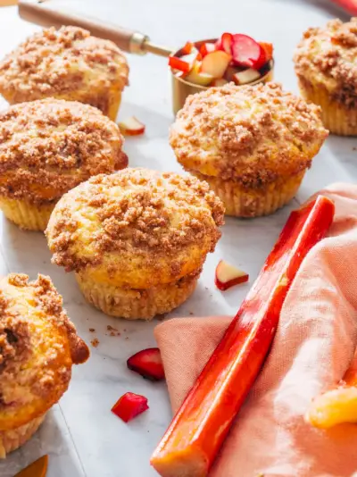 Receita de muffins de ruibarbo com talos de ruibarbo.