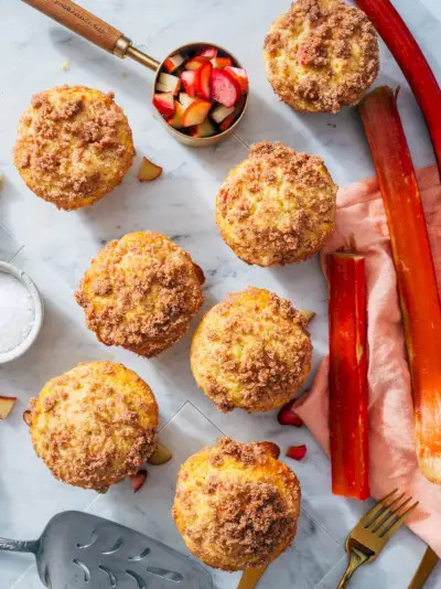 Receita de muffins de ruibarbo com talos de ruibarbo e ruibarbo picado.
