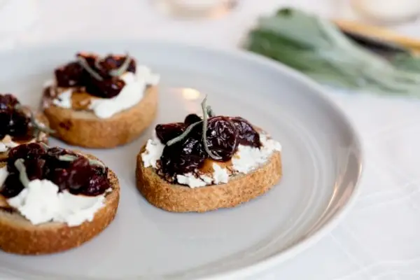 Třešňový a kozí sýr Crostini | Třešně a sýr | Zimní předkrmy