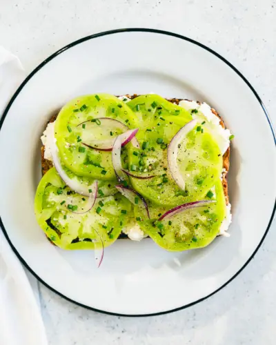 Toast mit grünen Tomaten