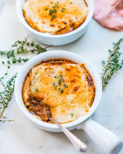 Wie man französische Zwiebelsuppe macht