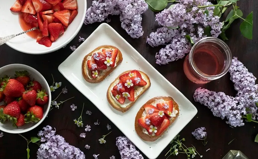 Przekąski Crostini Truskawkowe Liliowe' title=
