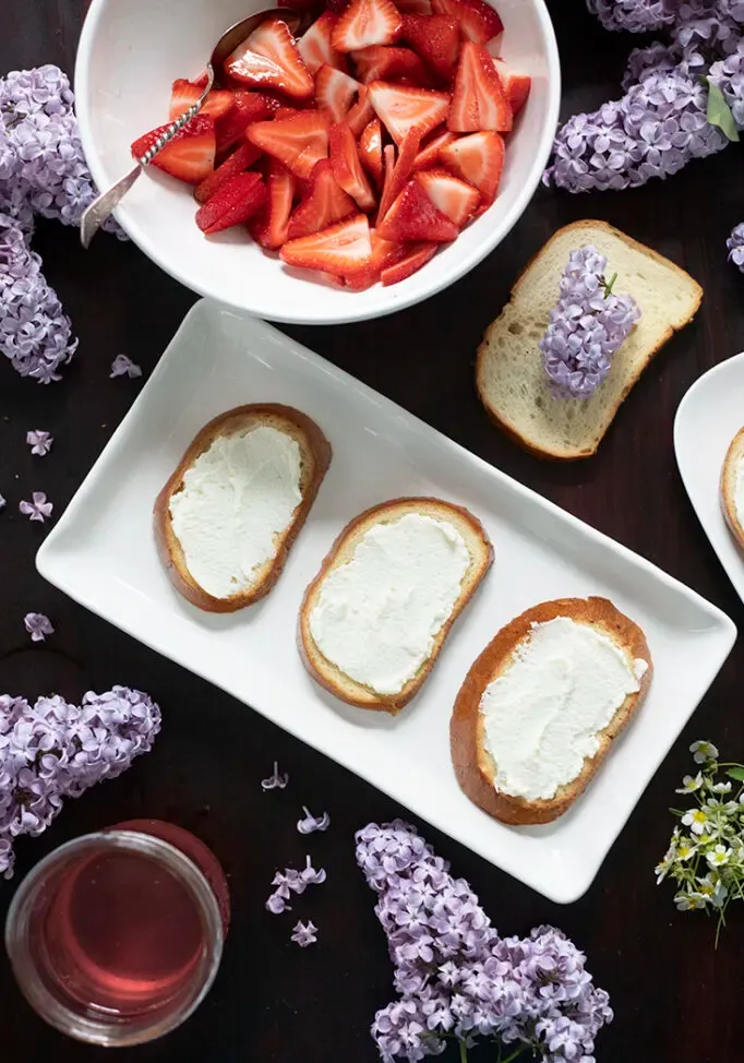Przekąski Crostini Truskawkowe Liliowe' loading='lazy' title=