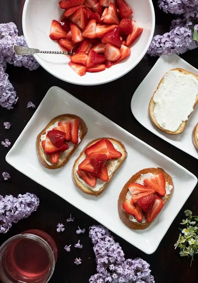 Przekąski Crostini Truskawkowe Liliowe' loading='lazy' title=