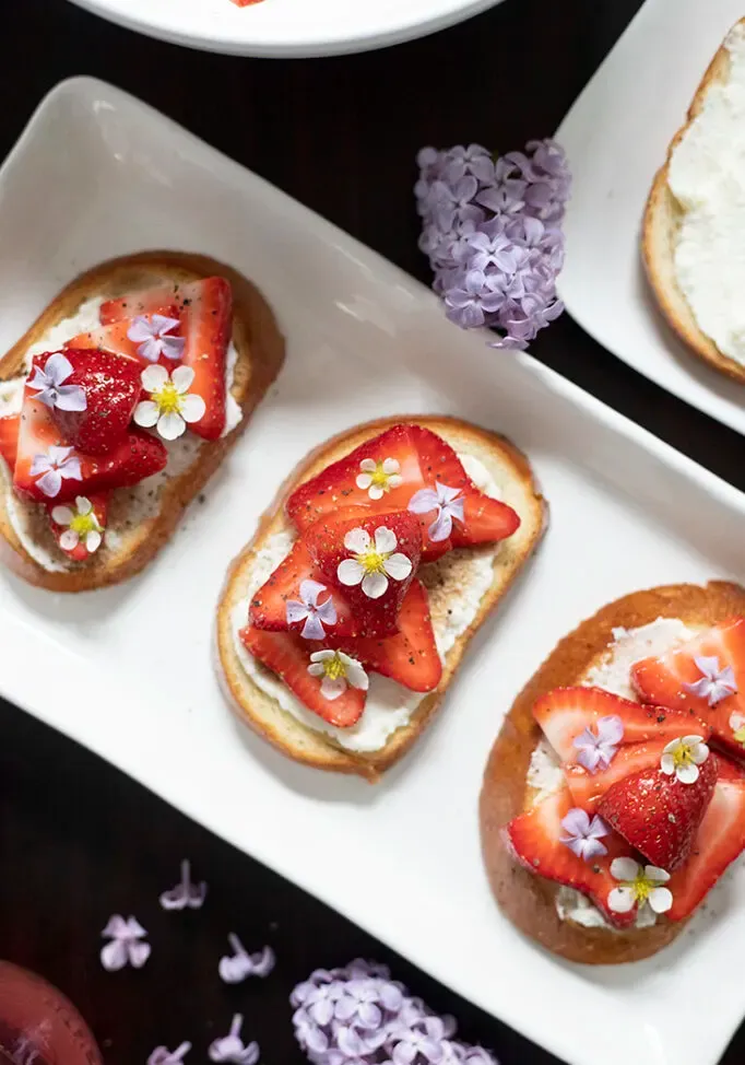 Przekąski Crostini Truskawkowe Liliowe' loading='lazy' title=