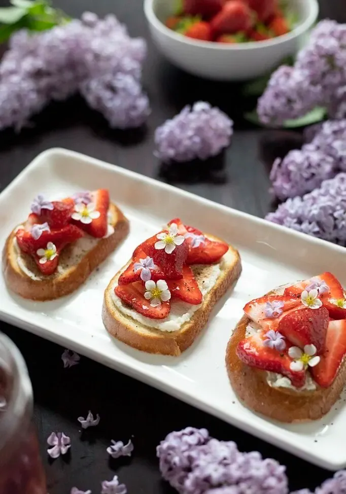 Przekąski Crostini Truskawkowe Liliowe' title=