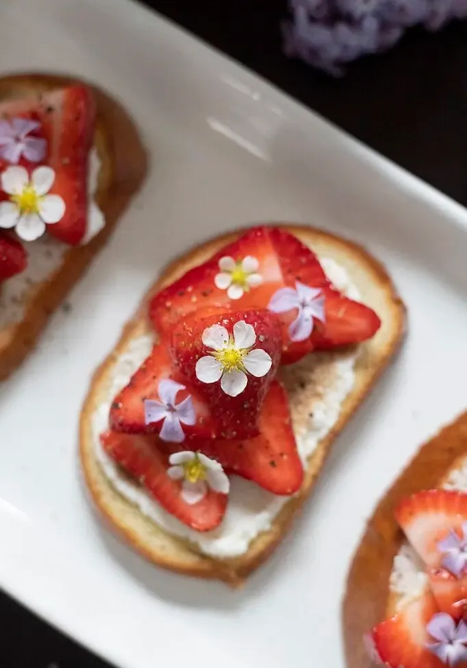 Przekąski Crostini Truskawkowe Liliowe' loading='lazy' title=