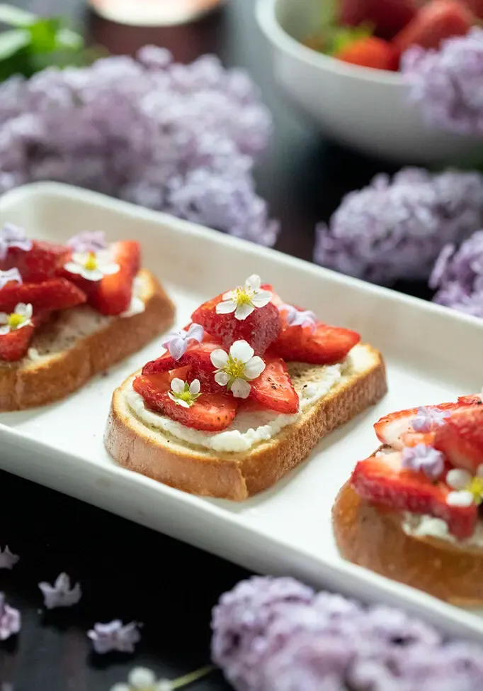 Przekąski Crostini Truskawkowe Liliowe' title=