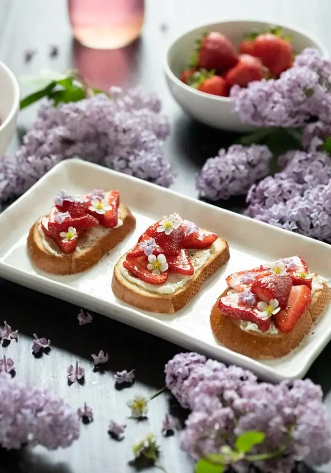 Przekąski Crostini Truskawkowe Liliowe' loading='lazy' title=