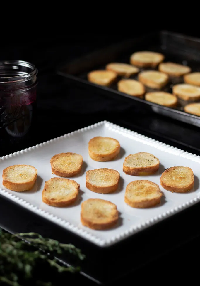 un plateau de tranches de crostini dorés' loading='lazy' title=