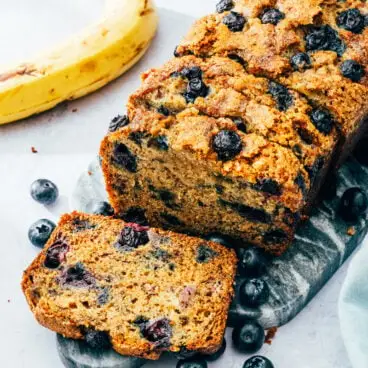 Pain aux bananes et aux bleuets
