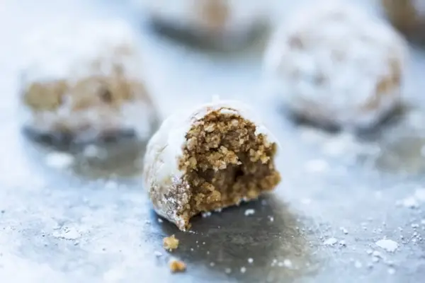 Chai-Gewürz-Mandel-Schneeballkekse | gewürzte Weihnachtsplätzchen | Chai-Gewürzkekse